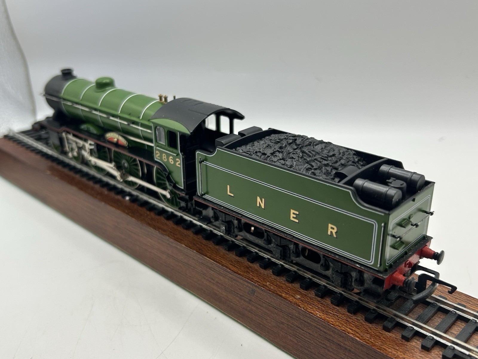 OO Hornby R053 LNER Class B17 4-6-0 Steam Locomotive ‘Manchester United’ – MINT