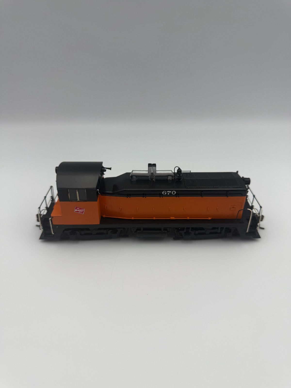 HO Overland Brass OMI-6193 Milwaukee Road NW-2. Custom Finished as #670. IOB.