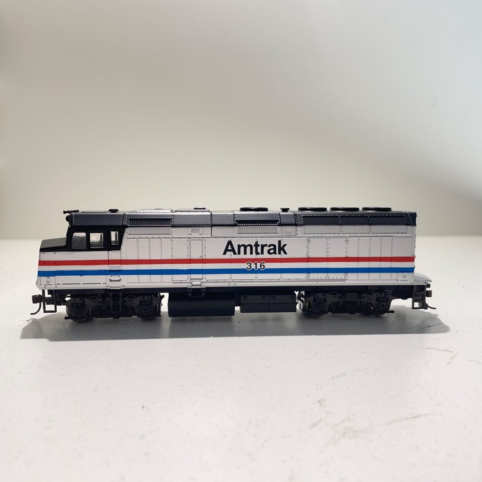 Walthers #931-342 HO Scale Amtrak #316 F40PH Phase III Locomotive Runs Boxed