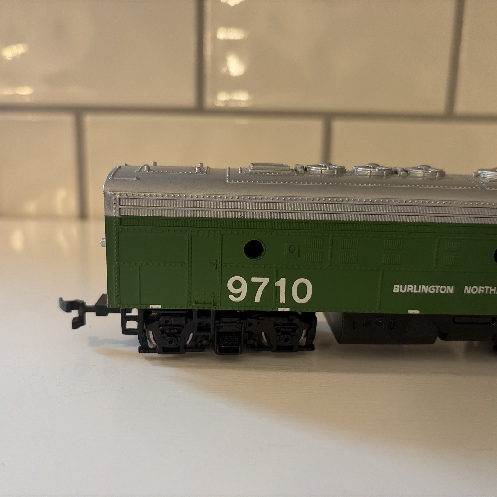 Bachmann Burlington Northern Diesel Locomotive HO 9710 Green Silver EC