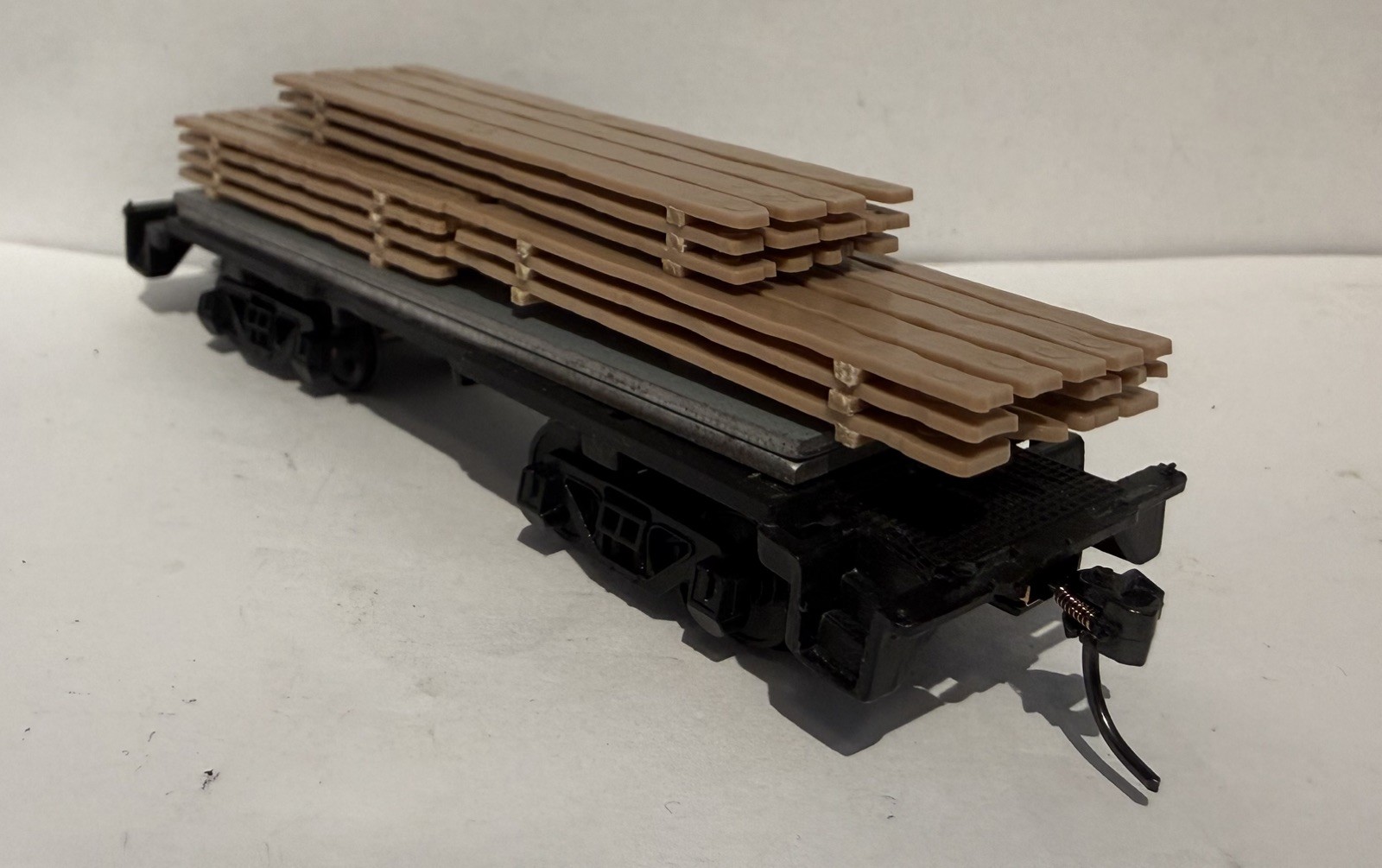 HO Scale Flatcar w/ Lumber Load Plastic Wheels /metal Kadee knuckle couplers