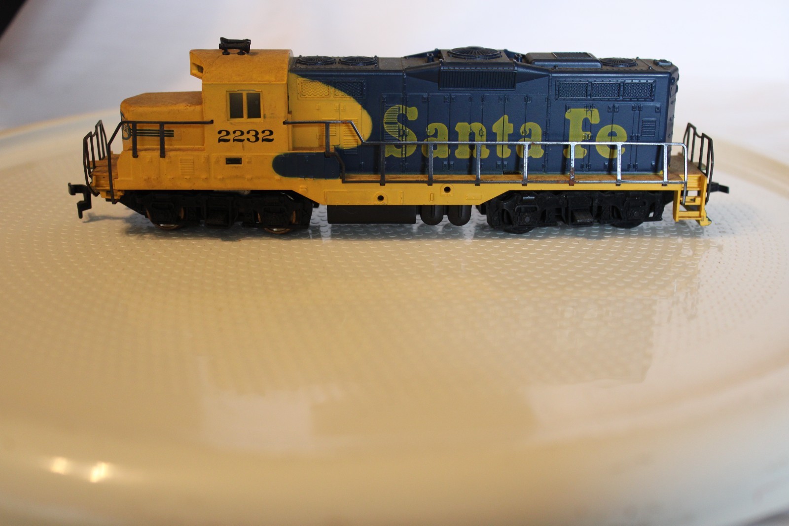 HO Scale Cox, Diesel Locomotive Santa Fe Blue War Bonnet #2232