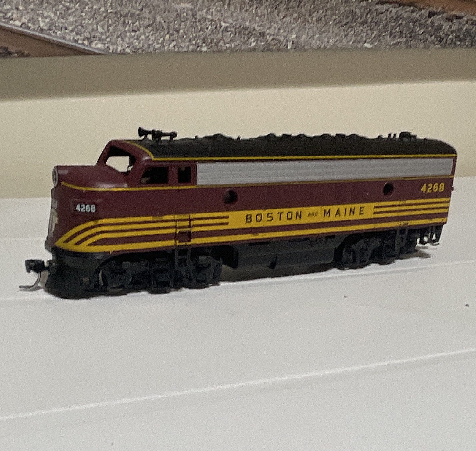 HO Boston and Maine Diesel Locomotive #4268 Maroon Yellow Silver Black