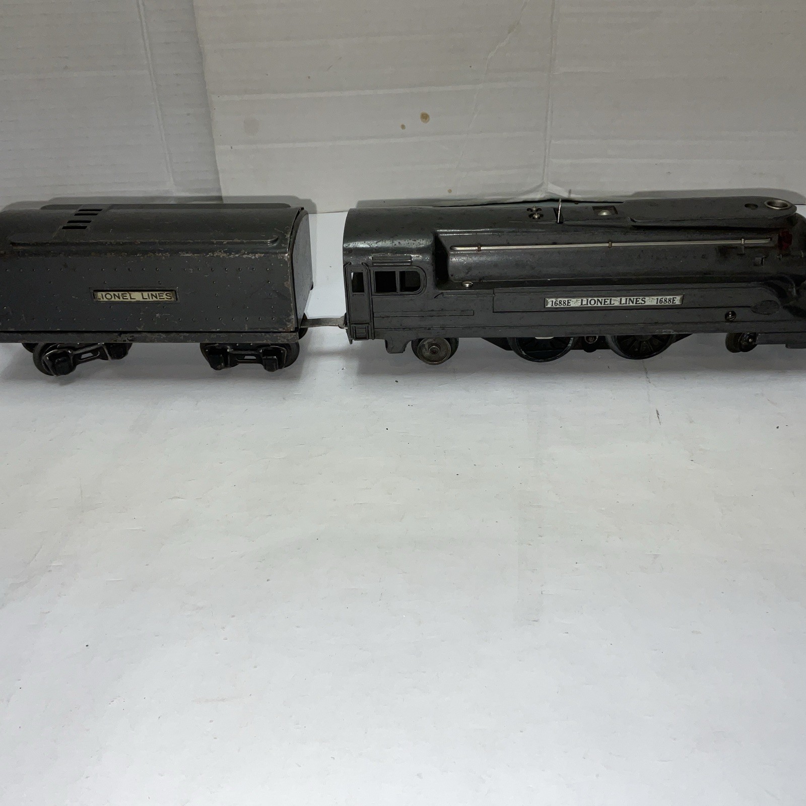 Lionel 1688E Steam Streamline Torpedo Locomotive & Tender O Gauge Tested Runs ^