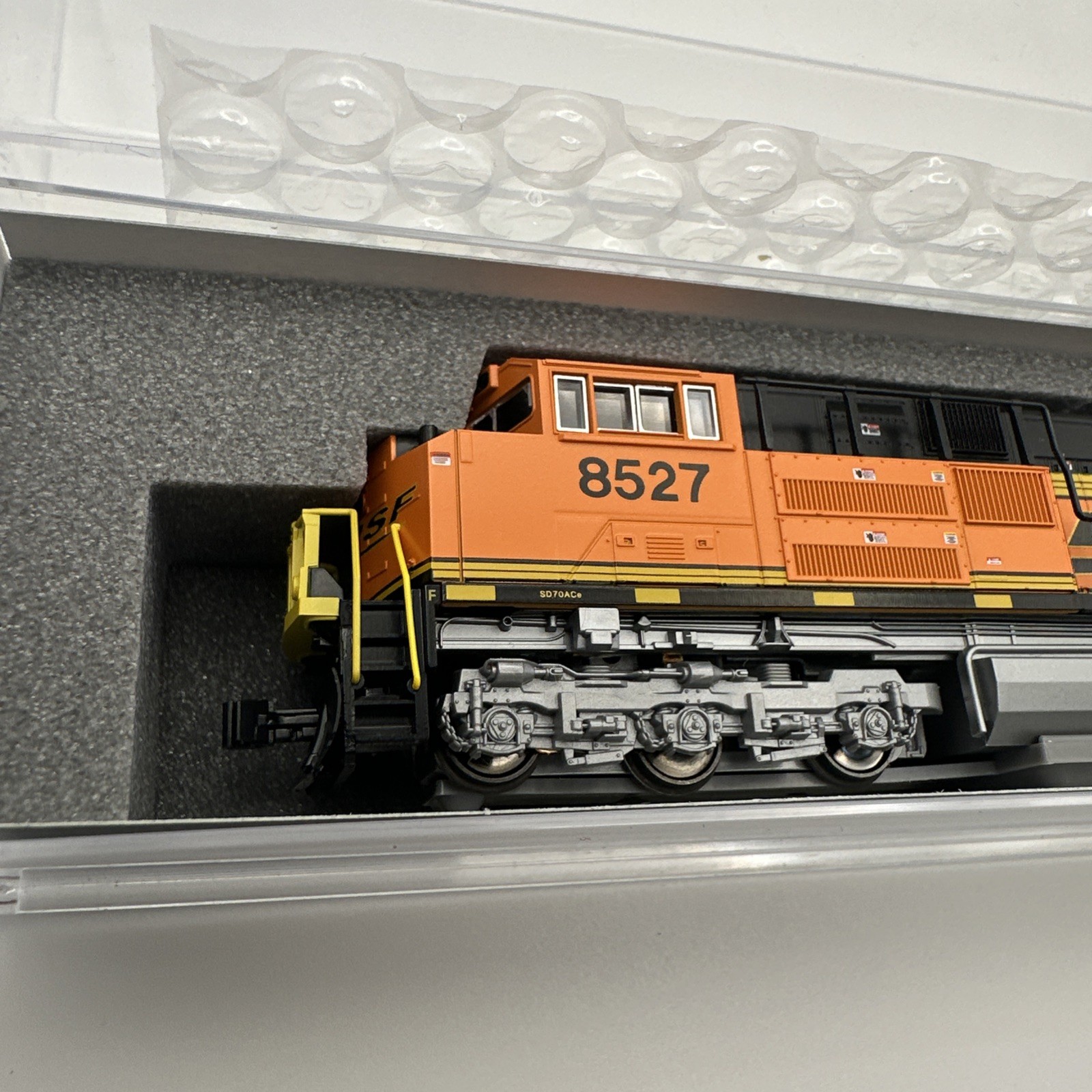 Kato N scale – BNSF Railway SD70ACe #8400 DCC 176-8523-DCC T4