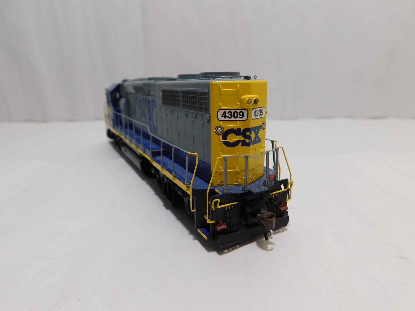 Athearn Genesis ATHG65636 HO Scale GP39-2 Phase 1 Diesel Locomotive, CSX #4309