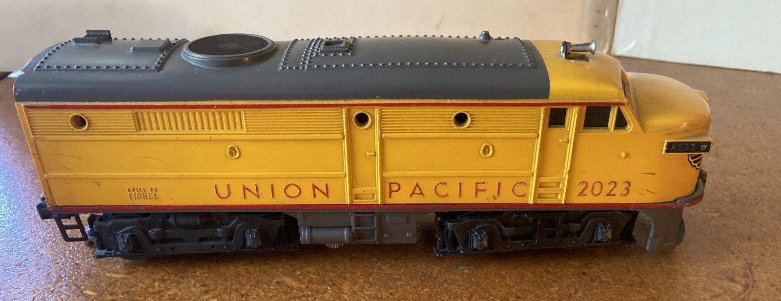 Lionel Postwar O-27 No. 2023 Yellow UP A-A FA Diesels & 3 Yellow Passenger Cars