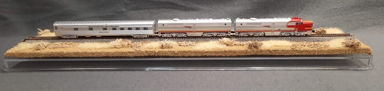Z SCALE 16″ SINGLE-TRACK DISPLAY CASE -“DESERT SCENE” – FOR ANY Z TRAINS