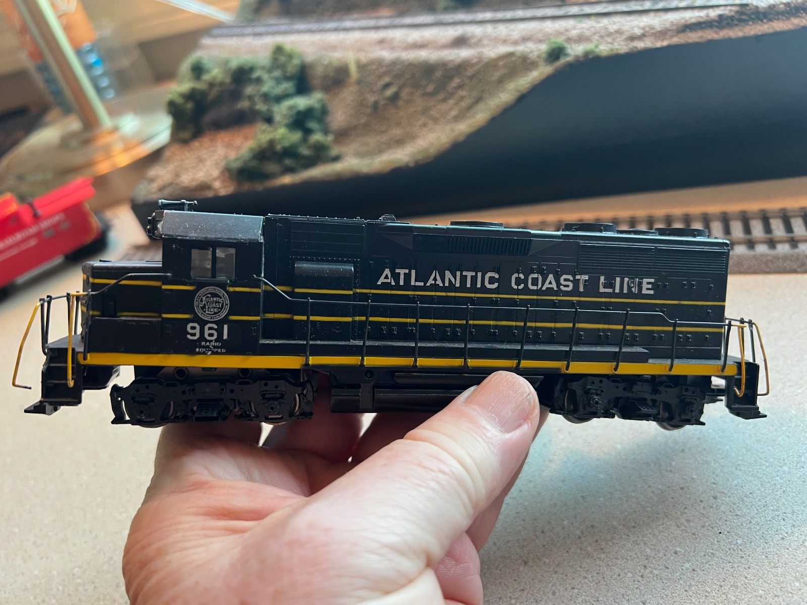 ATHEARN ~ SEABOARD GP-35 POWERED LOCOMOTIVE # 1415 HO SCALE RUns
