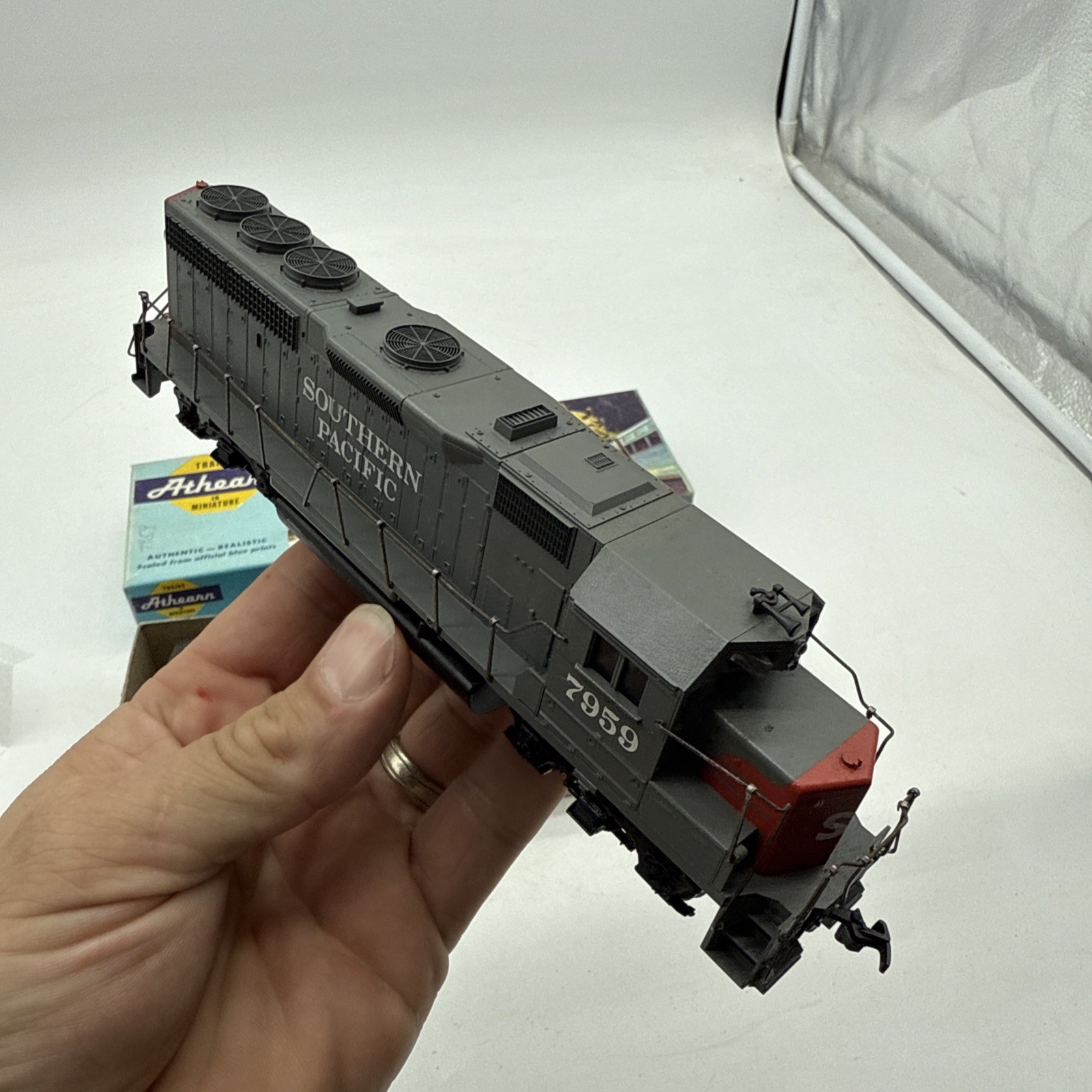 Athearn HO EMD GP40-2 Locomotive Southern Pacific #7959 Powered Engine Train