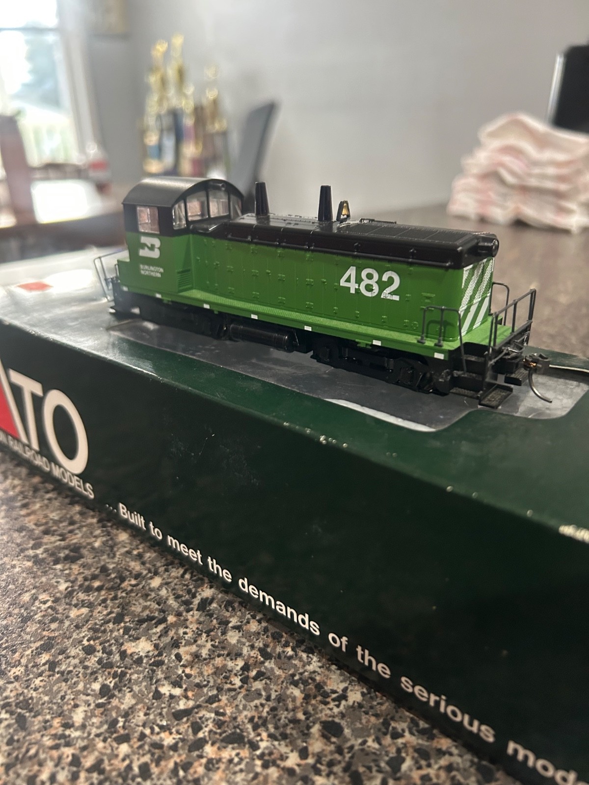 Kato emd nw2 phase2 ho switcher