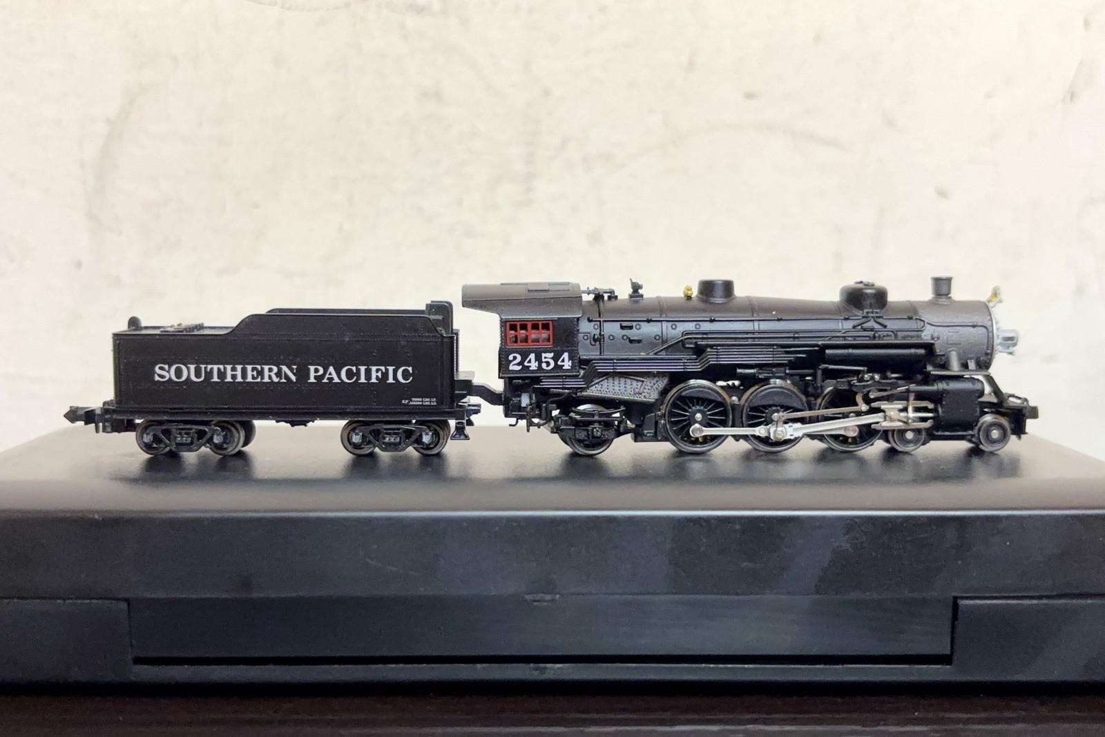 Model Power N Scale 4-6-2 Pacific Steam Locomotive Southern Pacific #2454
