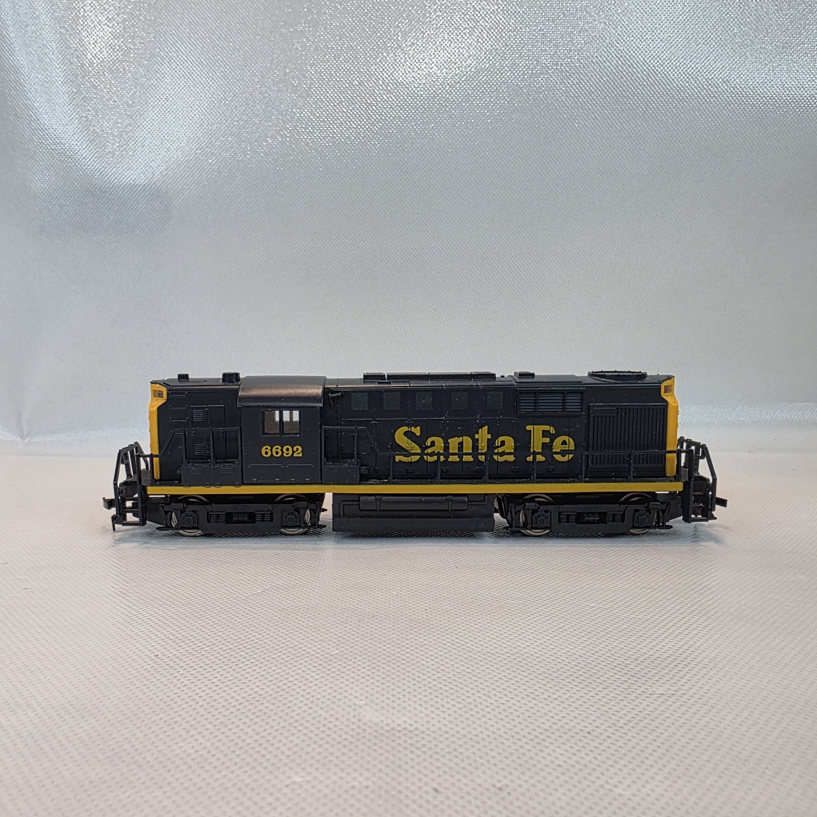 Vtg Mehano Alco RS-11 Santa Fe Diesel Locomotive #6692 Blue & Yellow HO Gauge
