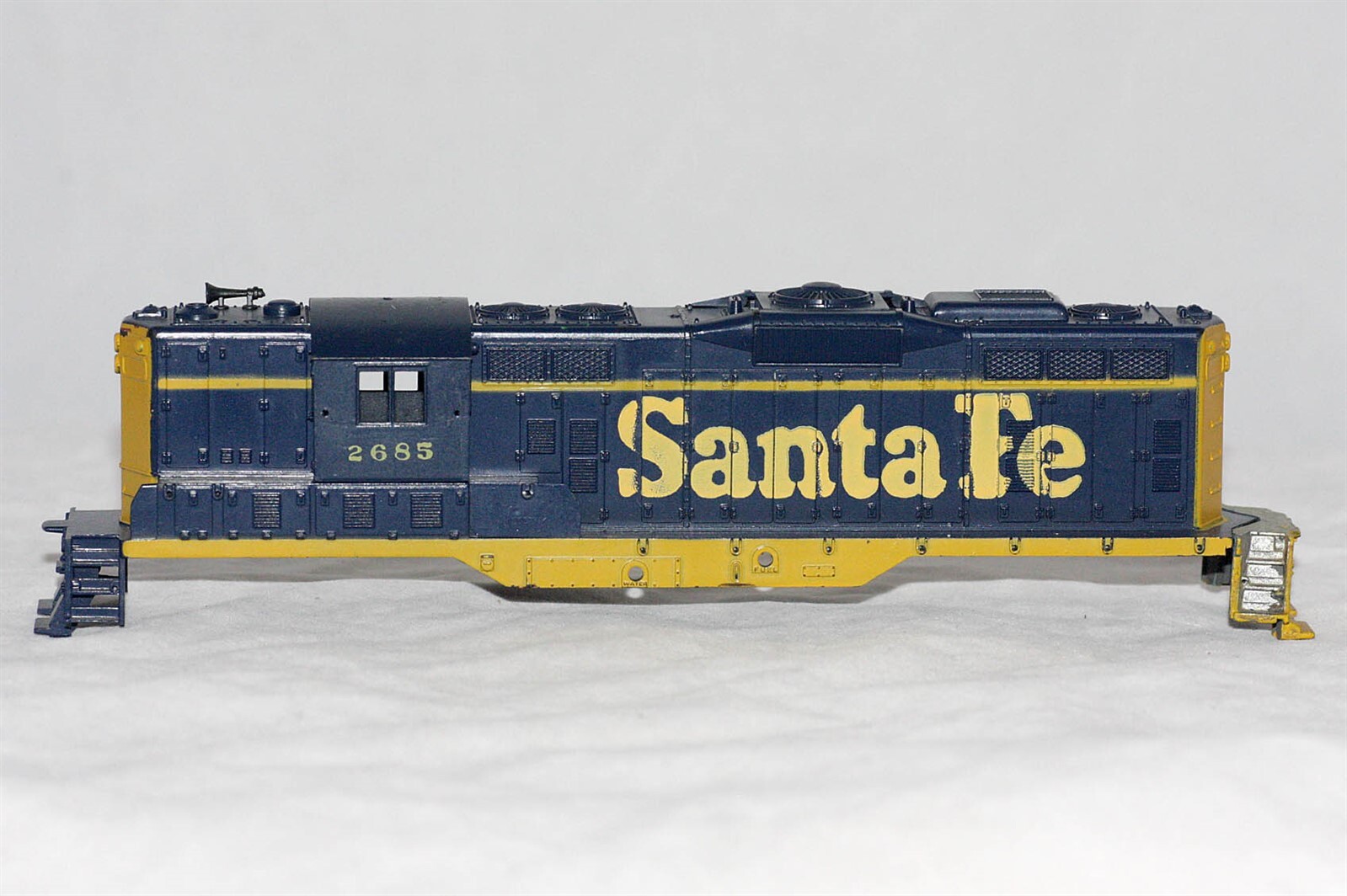 Athearn HO Scale Santa Fe Blue and Yellow #2685 EMD GP9 Locomotive Shell