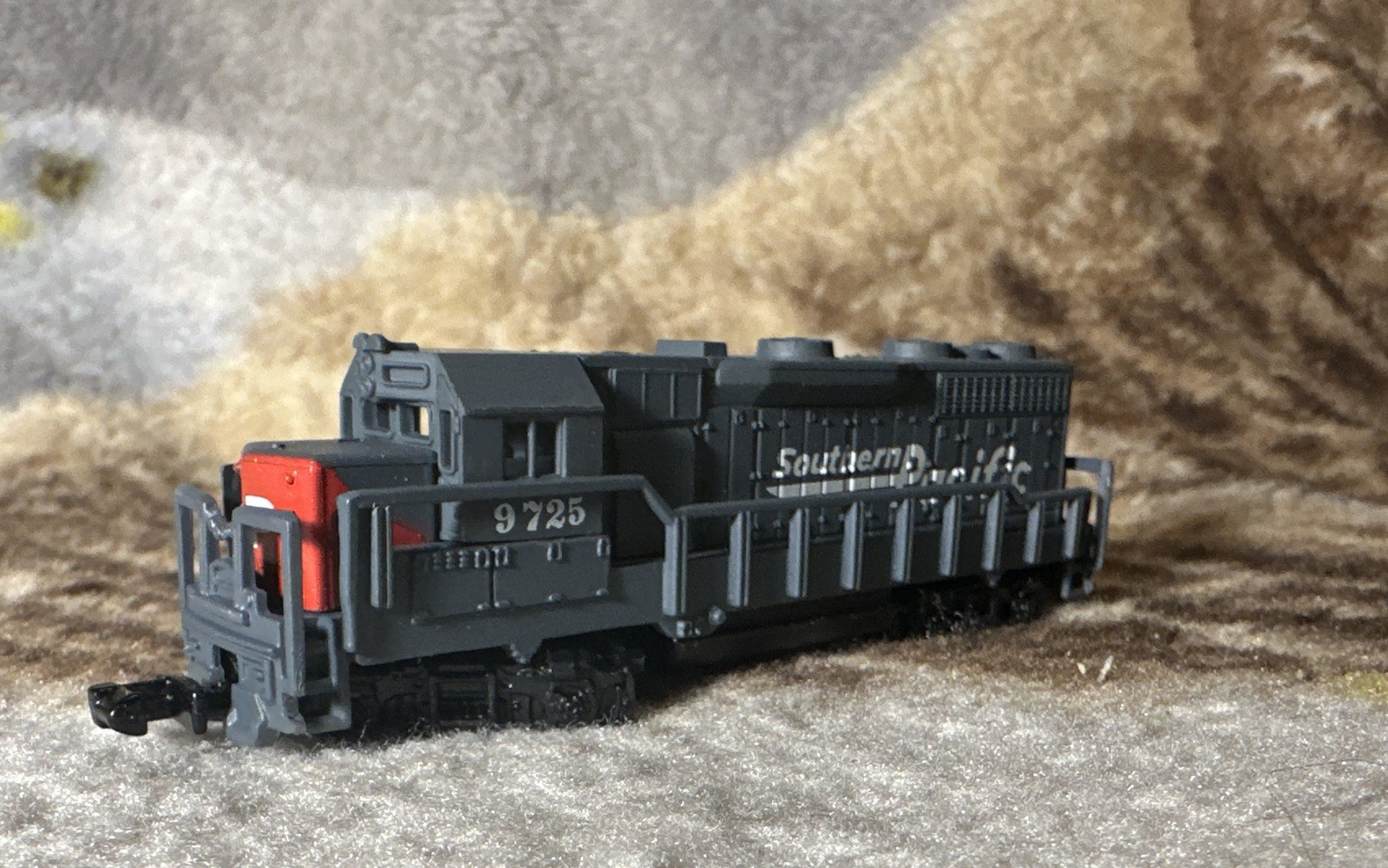 Southern Pacific High Speed Metal Products N Scale 9725 Diesel Locomotive Train