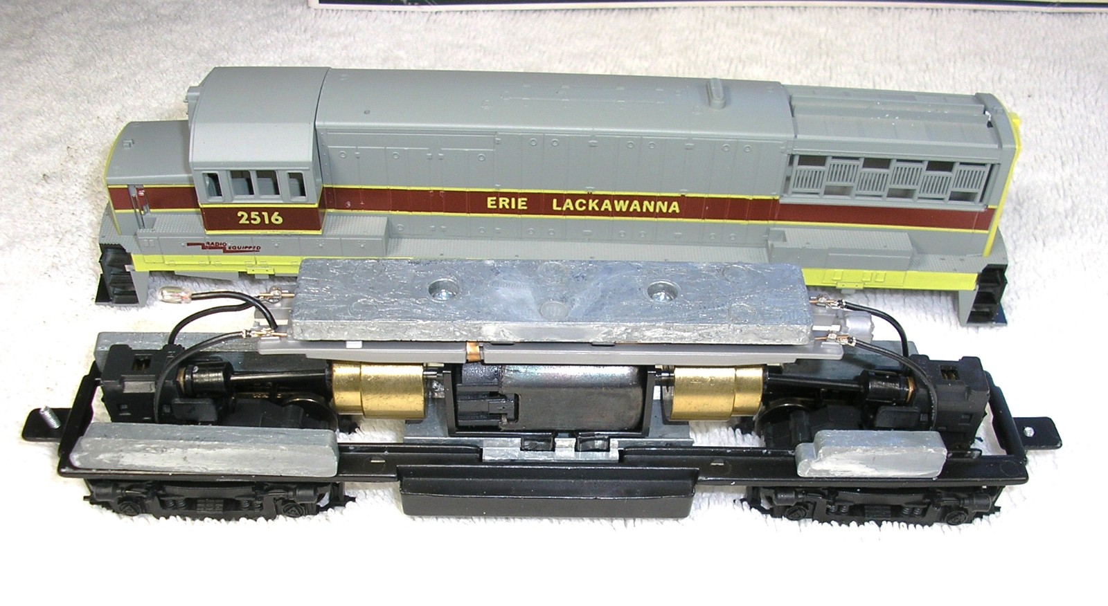 Stewart Hobbies by KATO HO Erie Lackawanna U25B #2516, Runs Very Well, C8