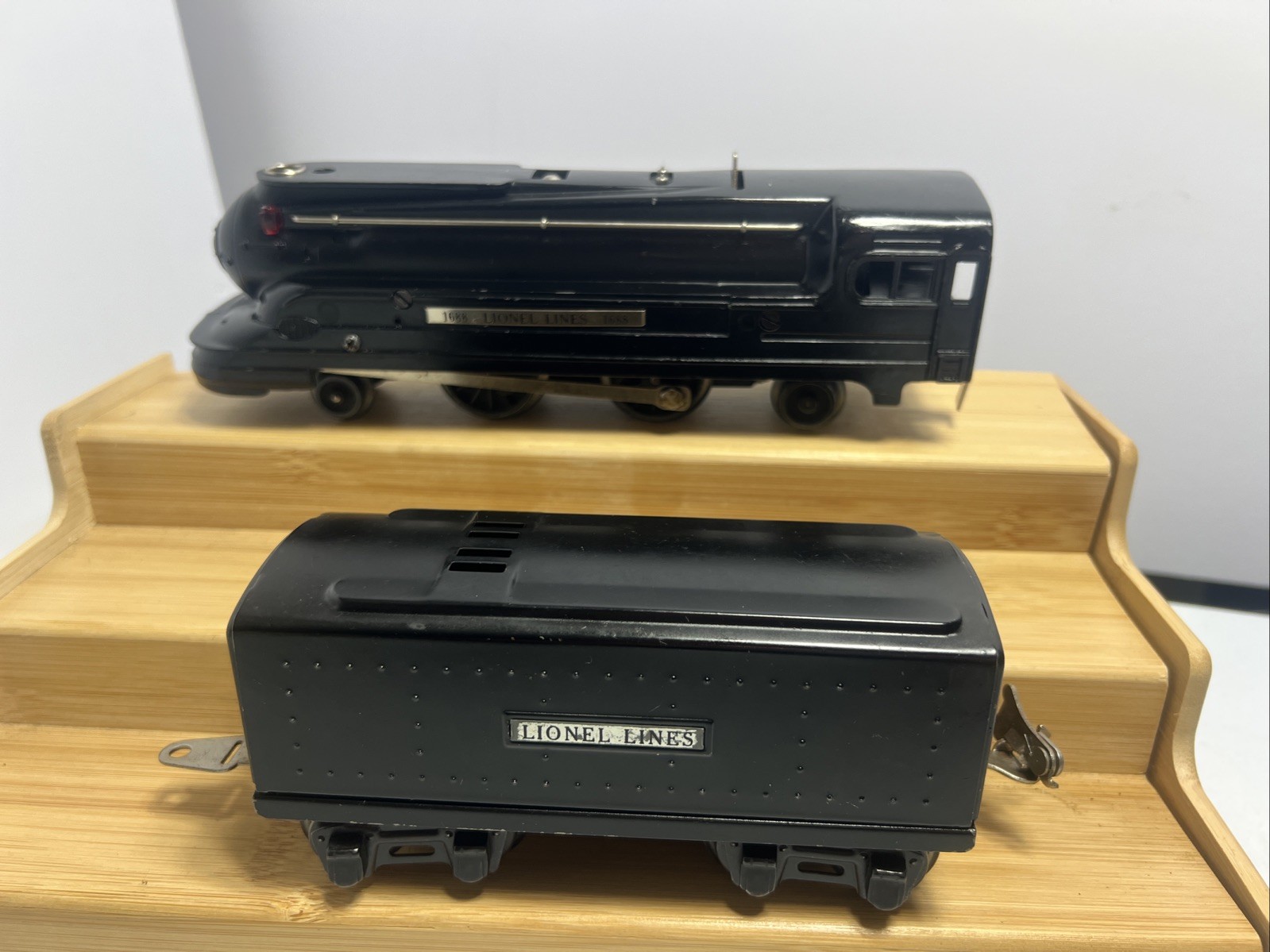 Lionel black torpedo-style steam locomotive No. 1688/1689T tender, tested.