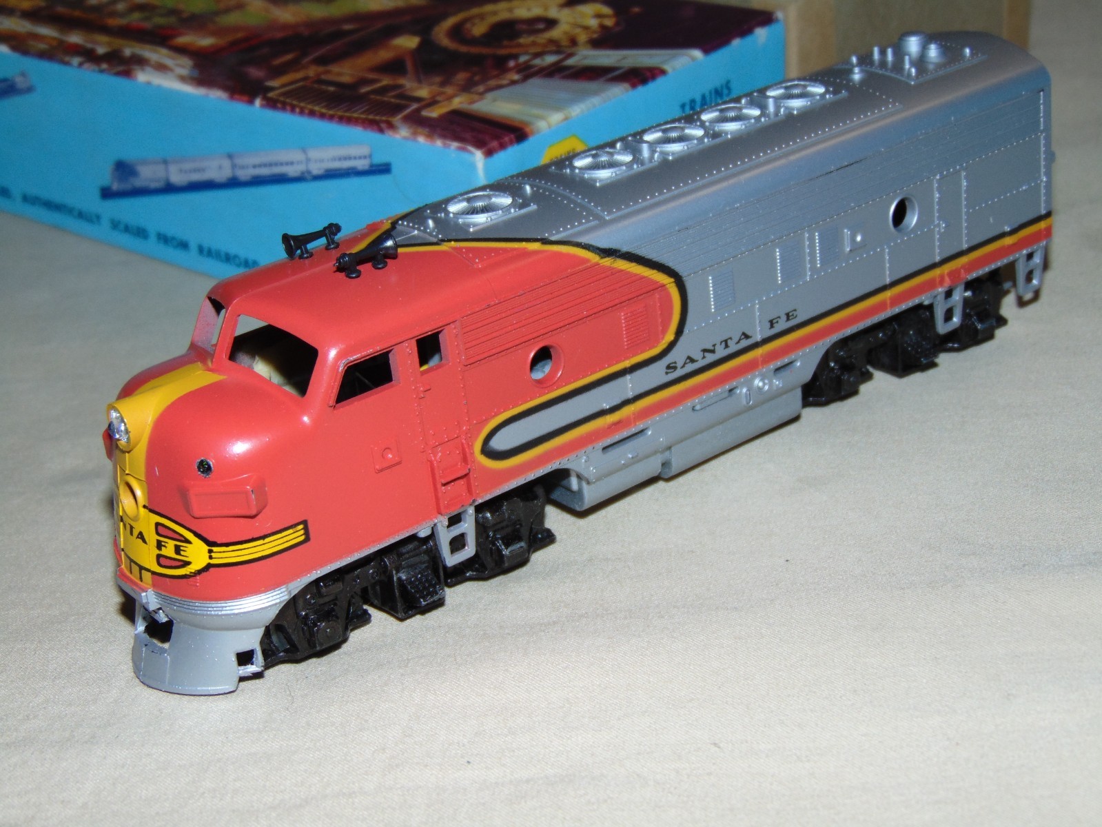 ATHEARN HO 3101 SANTA FE F7A DIESEL + BOX #23