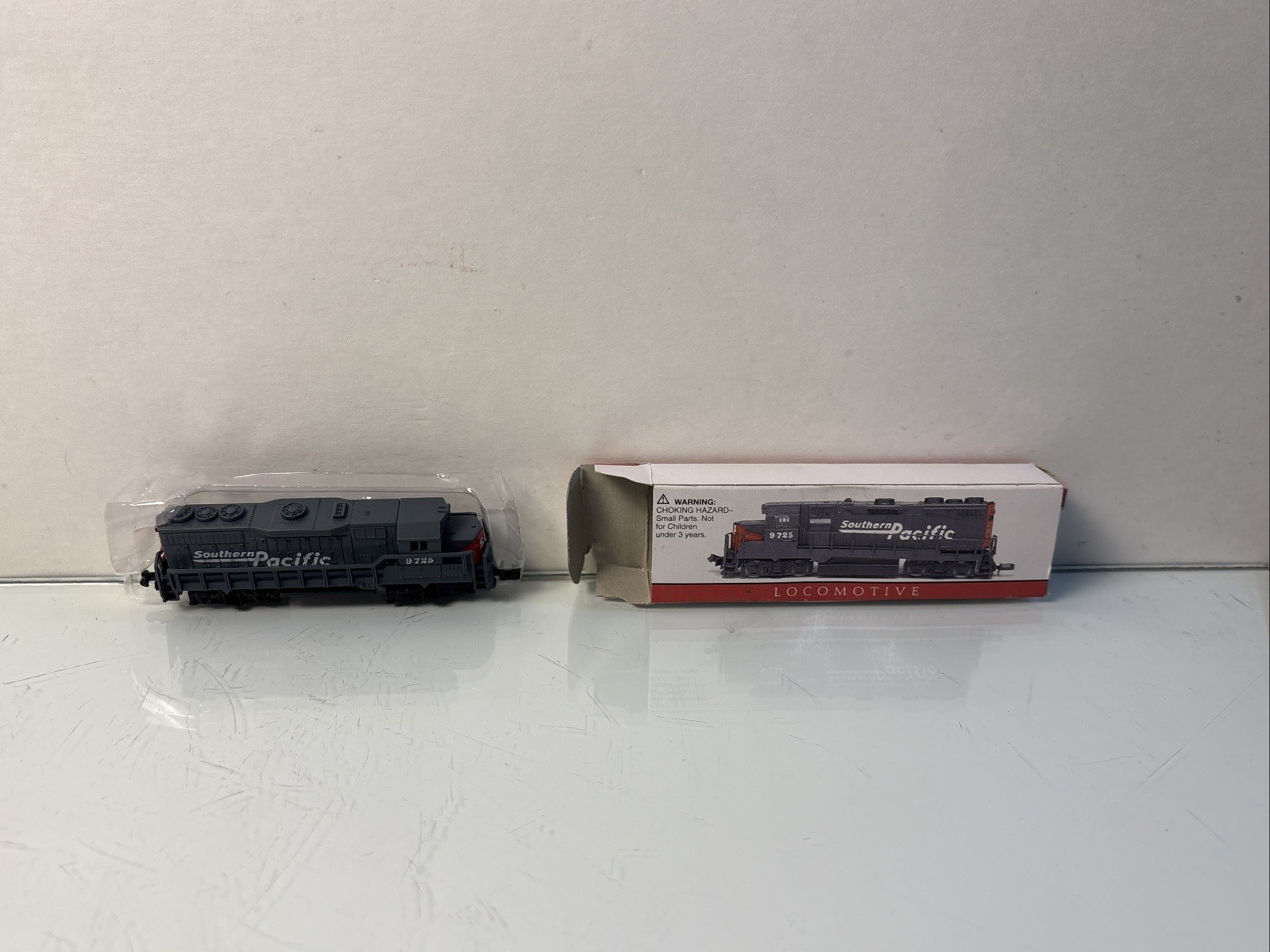 N Scale Southern Pacific 9725 Diesel Locomotive Caboose Box Railroad 3 Tracks