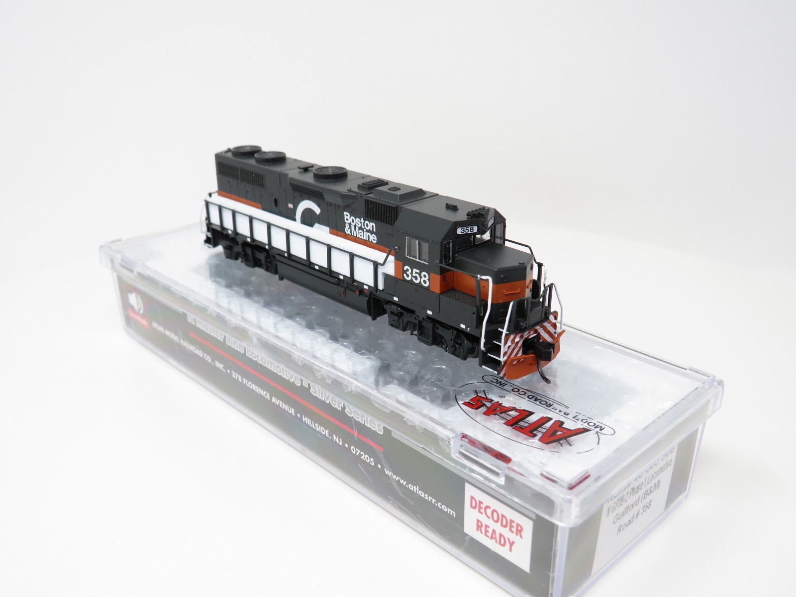 Atlas N 40005906 Guilford Boston & Maine B&M #358 EMD GP39-2 Diesel Locomotive