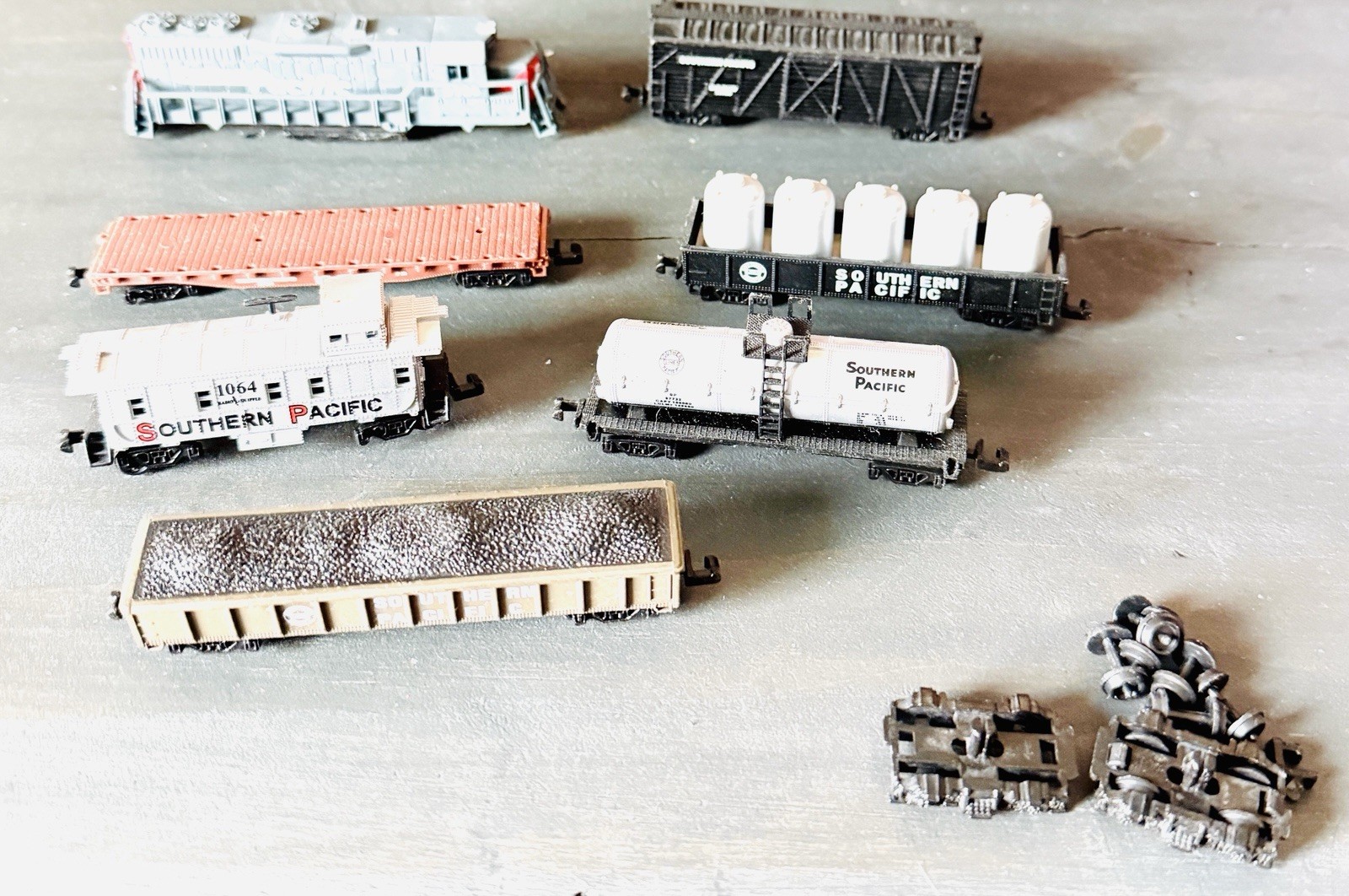 SOUTHERN PACIFIC LOCOMOTIVE ENGINES Cars Lot High Speed Toy Train & Parts