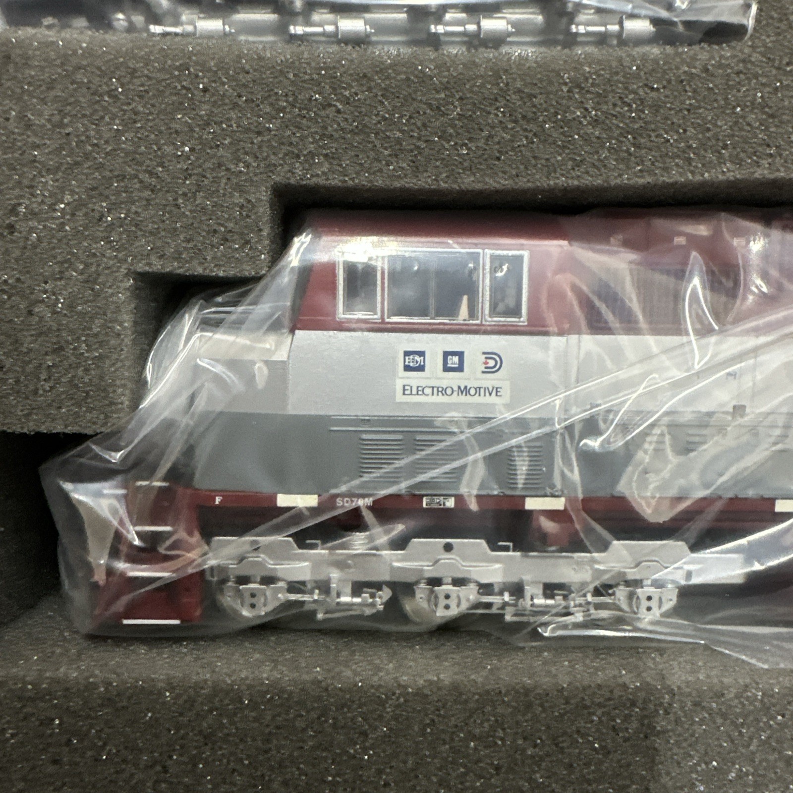 Athearn 0G6116 HO Scale Electro-Motive SD70M EMD Diesel Locomotive #7000 NIB