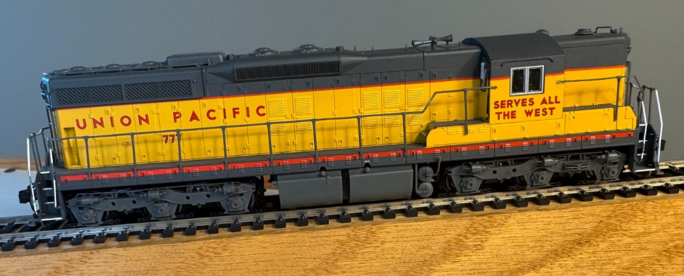 Set of 2 HO Diesel Locomotives with DCC Control – UP EMD SD7 and Conrail GE U23B