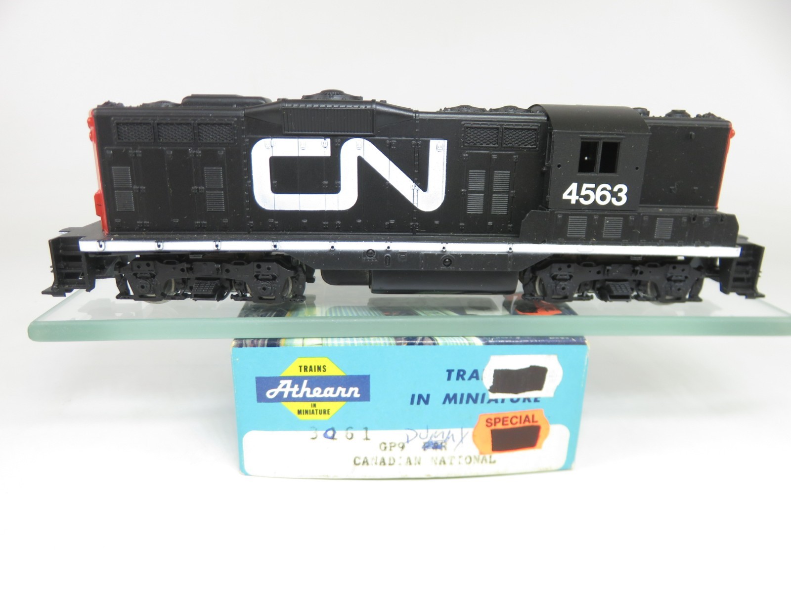 Athearn Blue Box 3061 HO Scale Canadian National EMD GP9 Diesel Locomotive Dummy