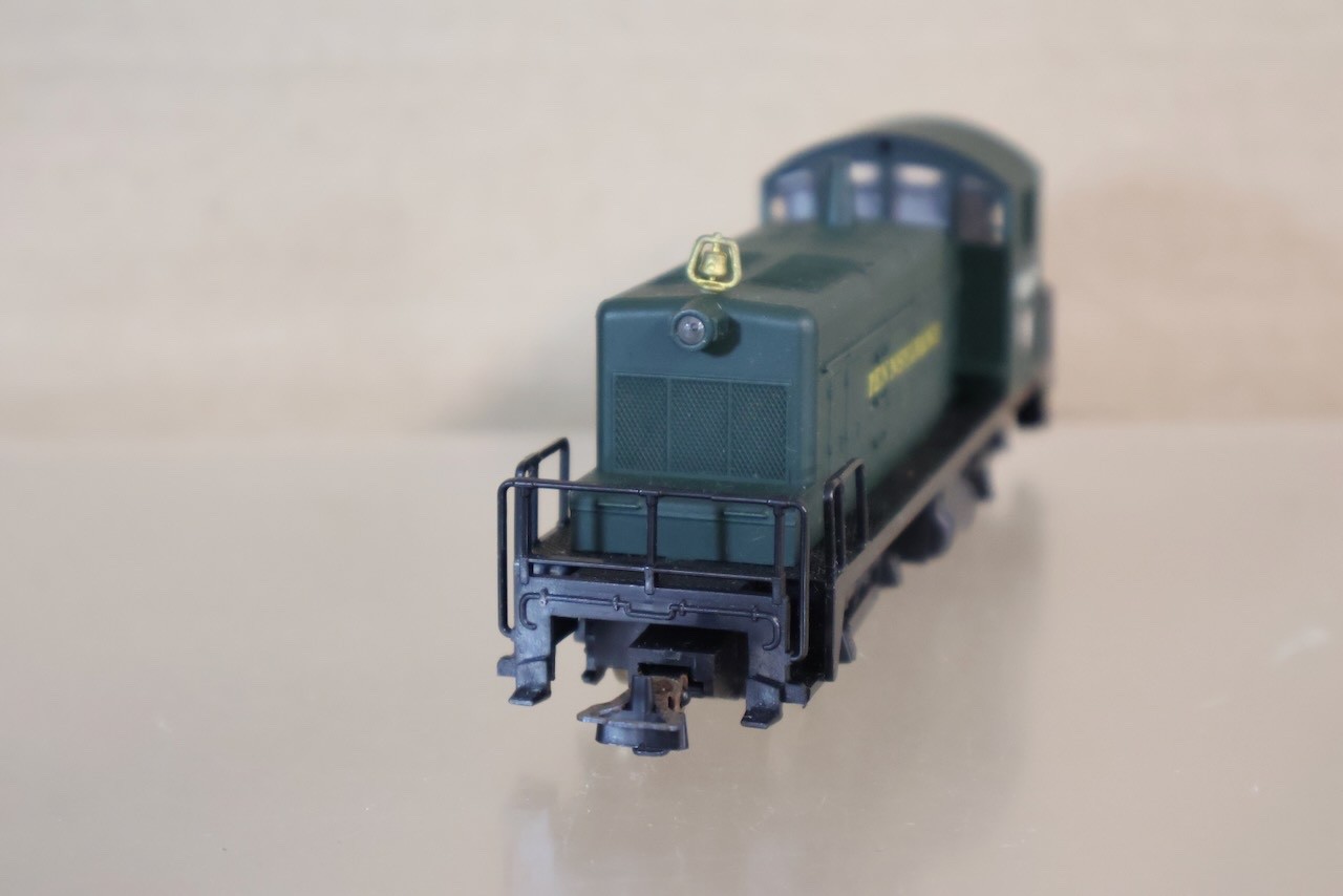 AHM 5014 HO GAUGE PENNSYLVANIA PRR EMD SW-1 DIESEL LOCOMOTIVE 1867 BOXED op