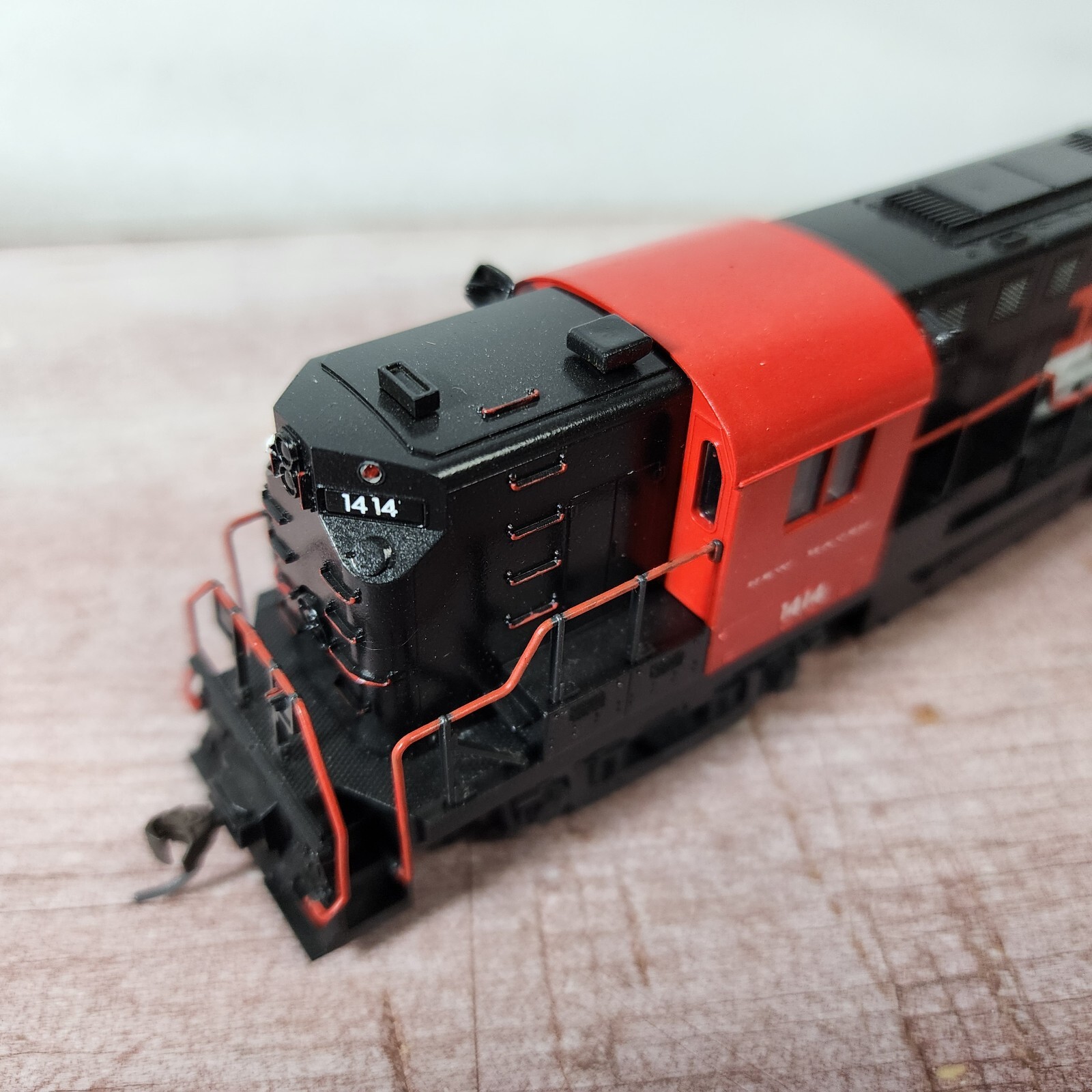 New Haven RR ALCO RS-11 Diesel Locomotive 1414 Atlas Yellow Box Custom Painted
