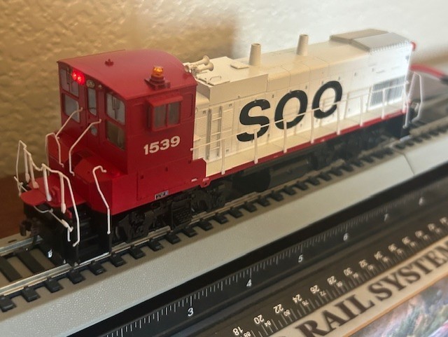 SOO LINE MP15ac SWITCHER LOCO – DC/DCC Ready – HO Scale -” GENESIS ” NEW OOP