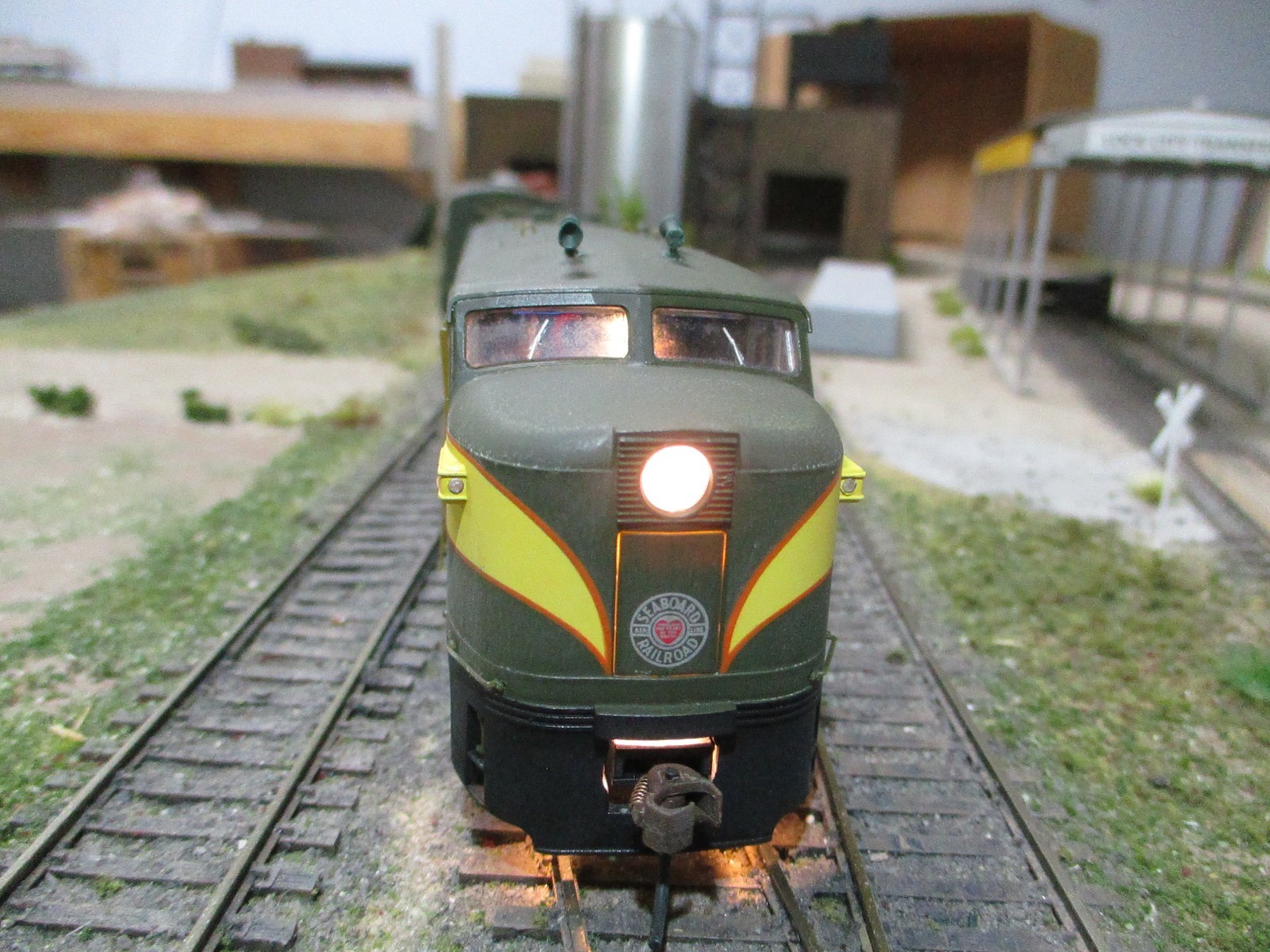 SAL 4200/4300 FA2/FB2,BOTH PWR’D,DC/DCC/SOUNDWEATHERED TRUCKS,PAINTED CREW,LED’S