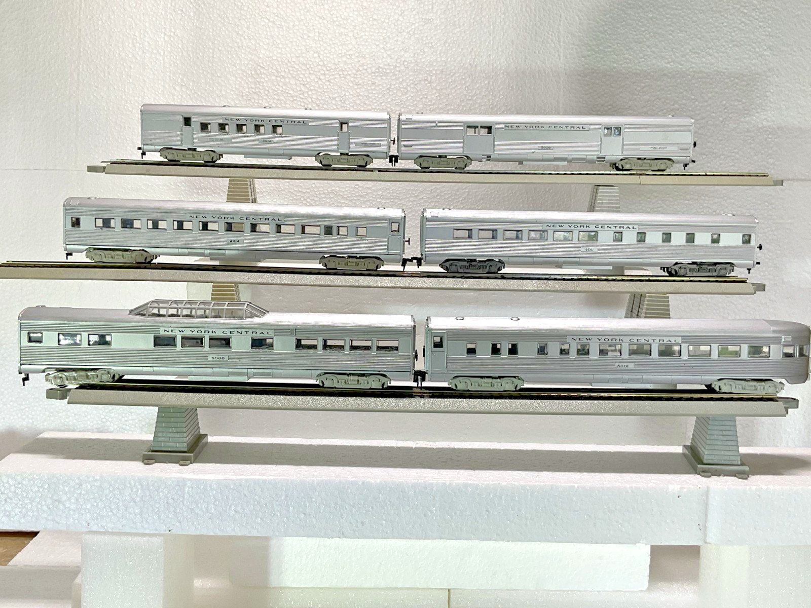 Rivarossi HO Scale NYC Hudson 4-6-4 Steam Locomotive #5405, Six Passenger Cars