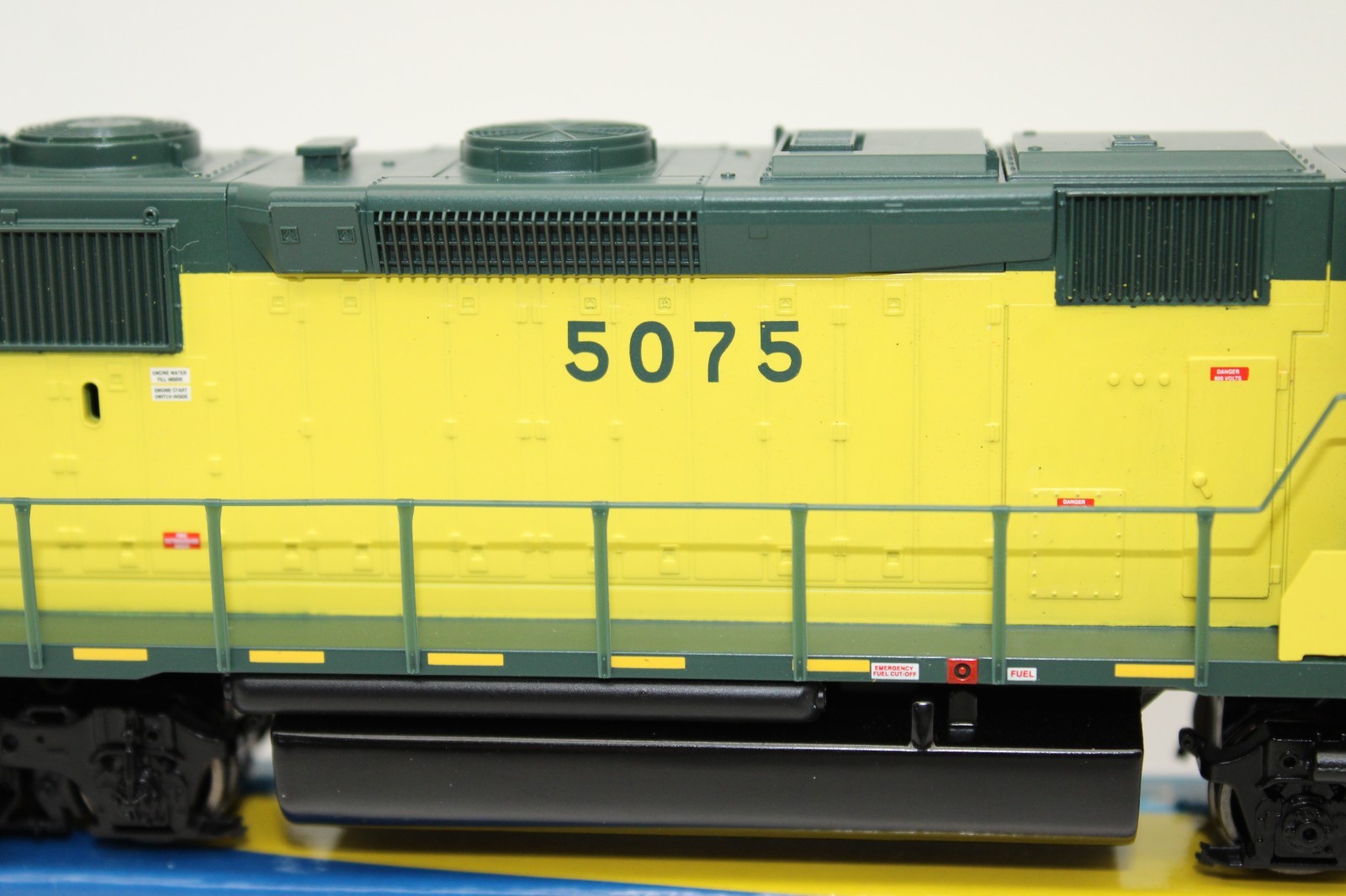 Athearn HO Scale C&NW Chicago North Western EMD GP50 Diesel Locomotive #5075