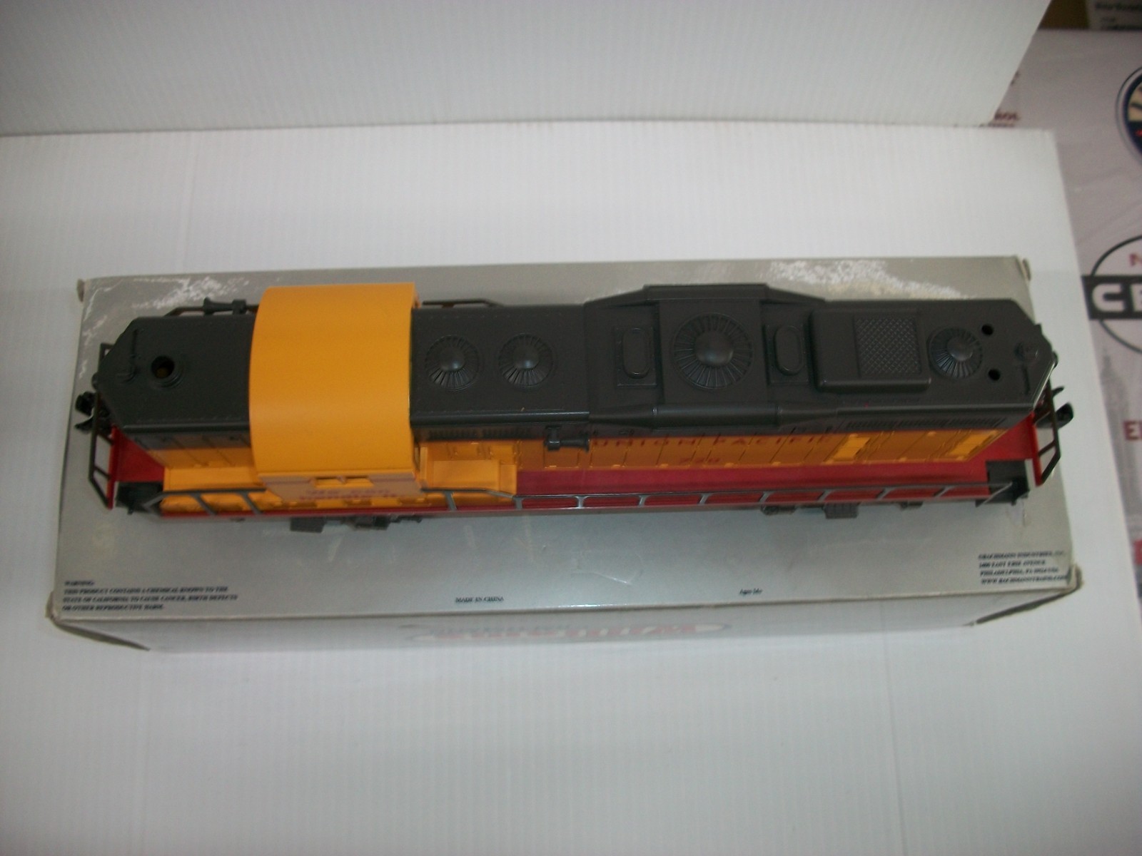 WILLIAMS O ” UNION PACIFIC GP-9 ,& 5 PASSENGER CARS (11″) BOXED ” LOT # 46600