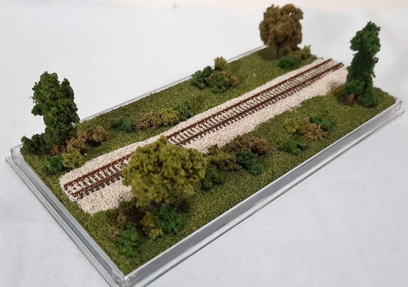 Z SCALE – SINGLE TRACK 8″ – DISPLAY CASE – “SUMMER SCENE” FOR ANY Z TRAIN