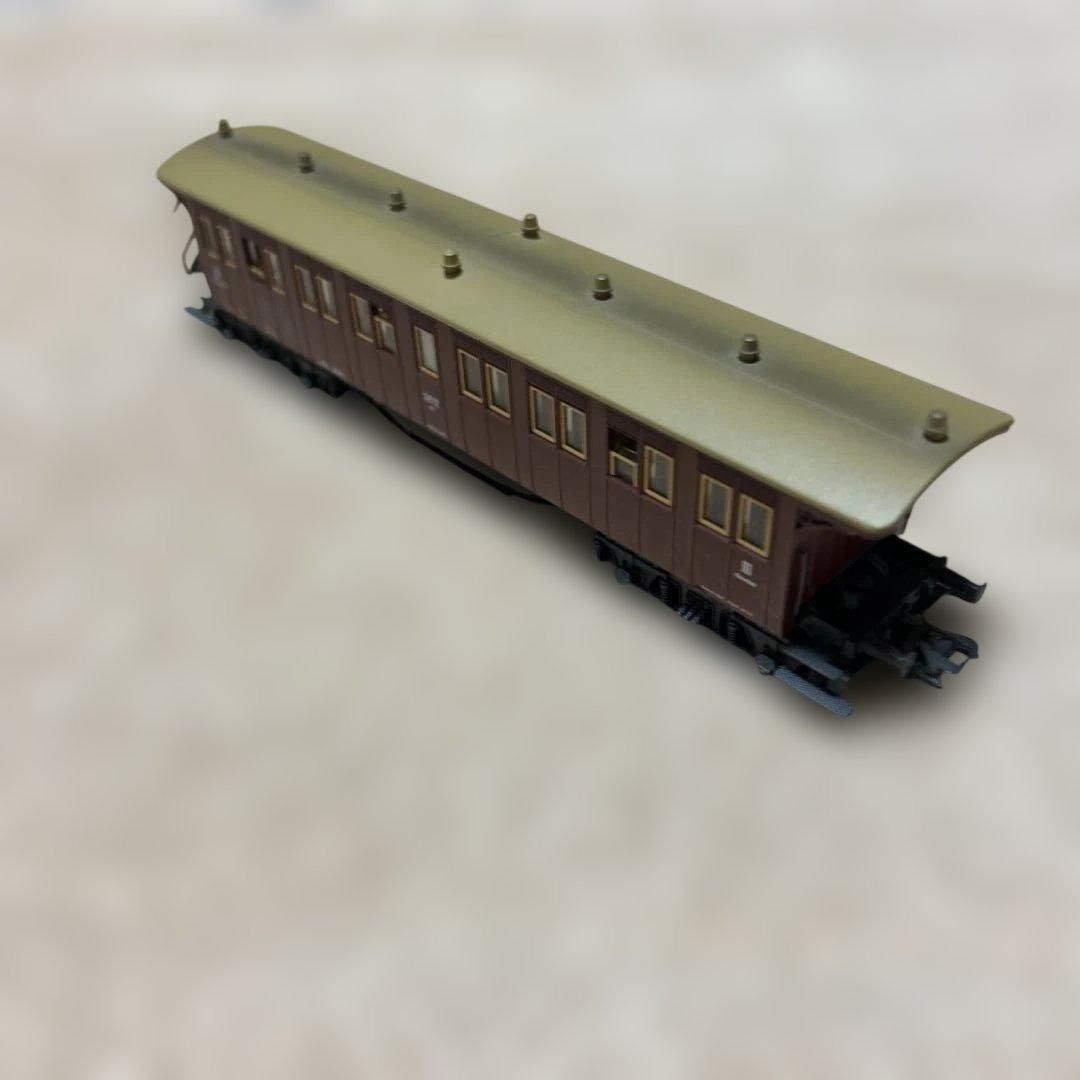 HO gauge passenger car, brown and green