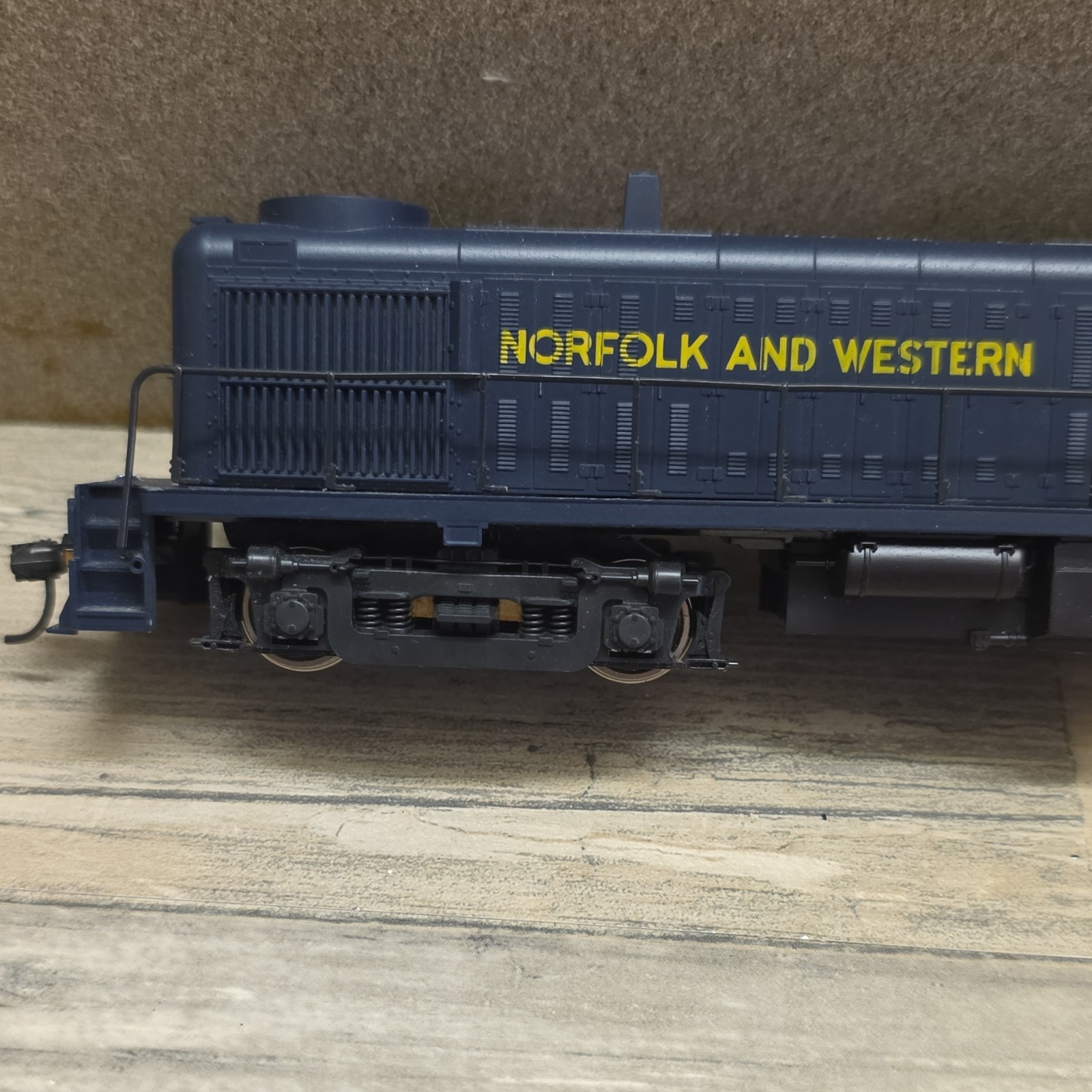 Atlas Norfolk and Western 307 HO Diesel Locomotive DC Analog B-B Blue Yellow