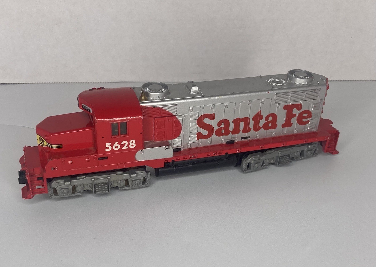 HO Scale Tyco, GP-20 Loco Santa Fe, Silver UNTESTED 5628