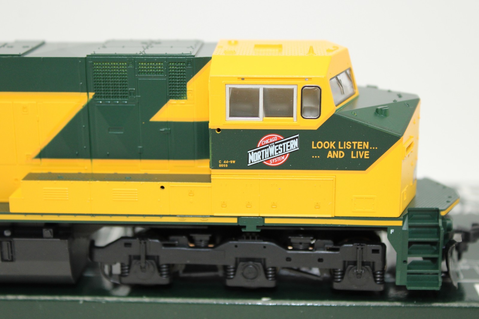 Kato HO C&NW Chicago Northwestern Dash 9 GE C44-9W Diesel Locomotive DCC Ready
