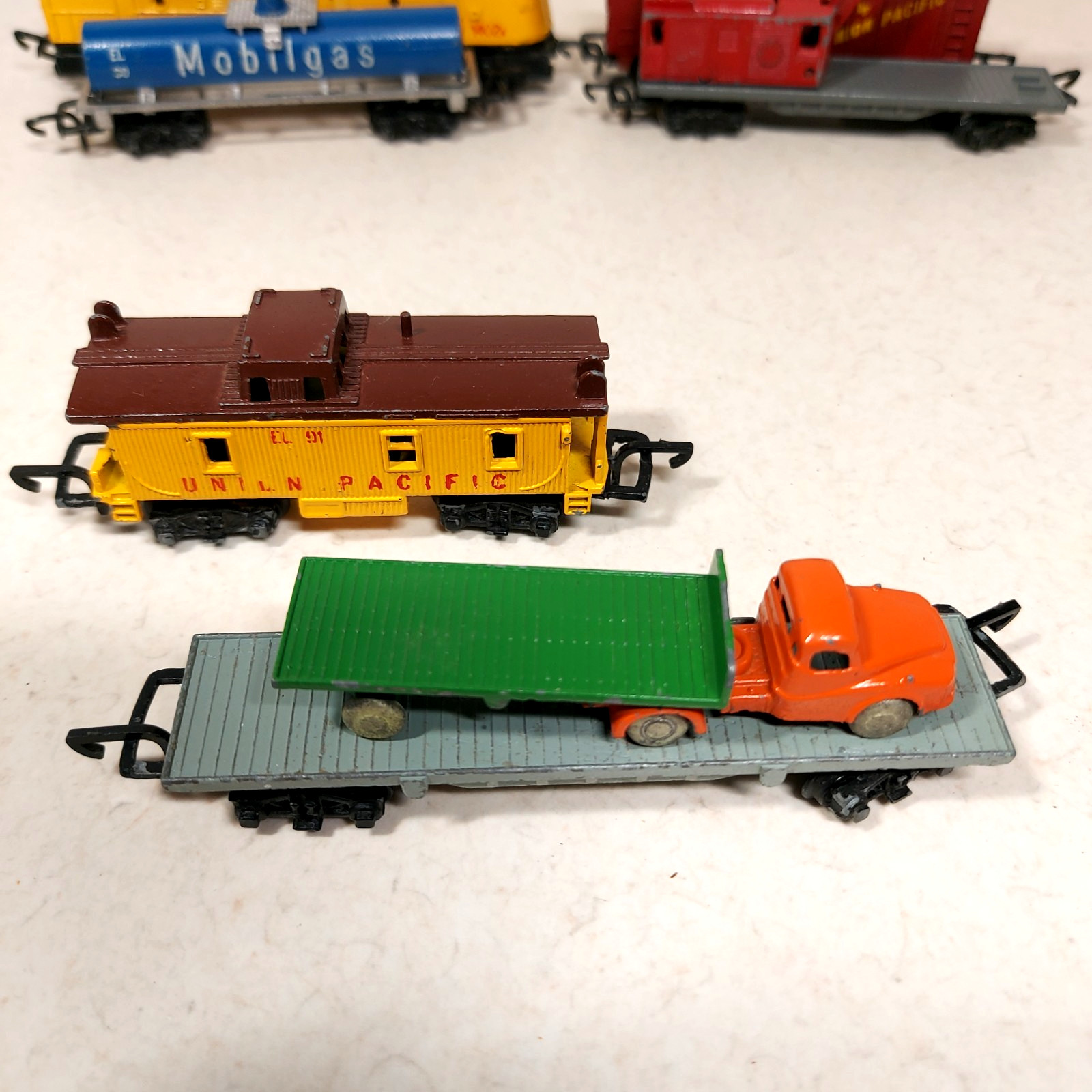 Vtg Lone Star N Scale UP Locomotive Train & Cars Houses Trucks Station England