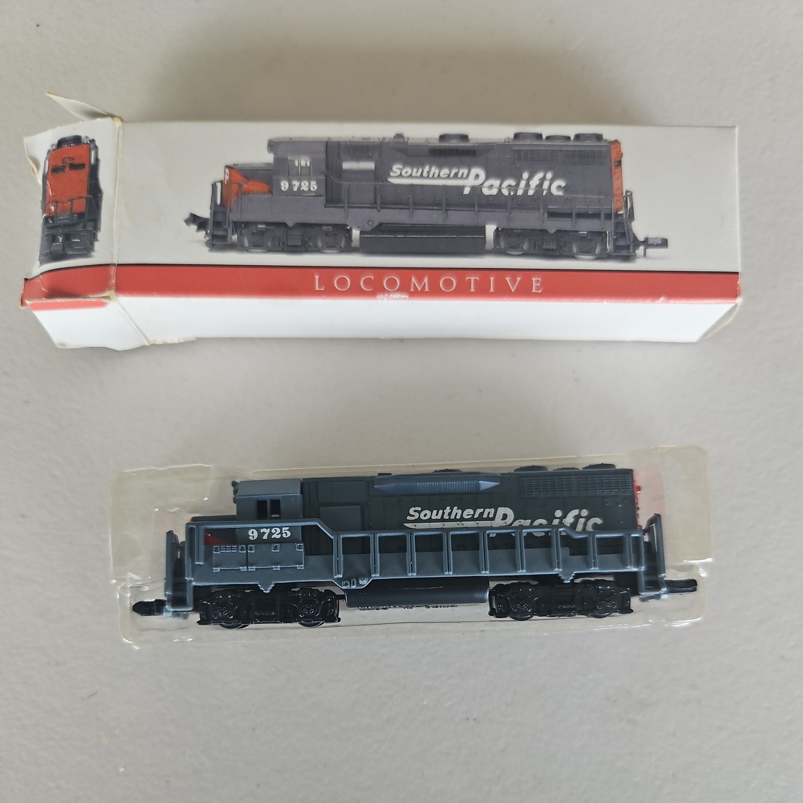 Southern Pacific Diesel Locomotive 9725 not Powered N Scale. 728