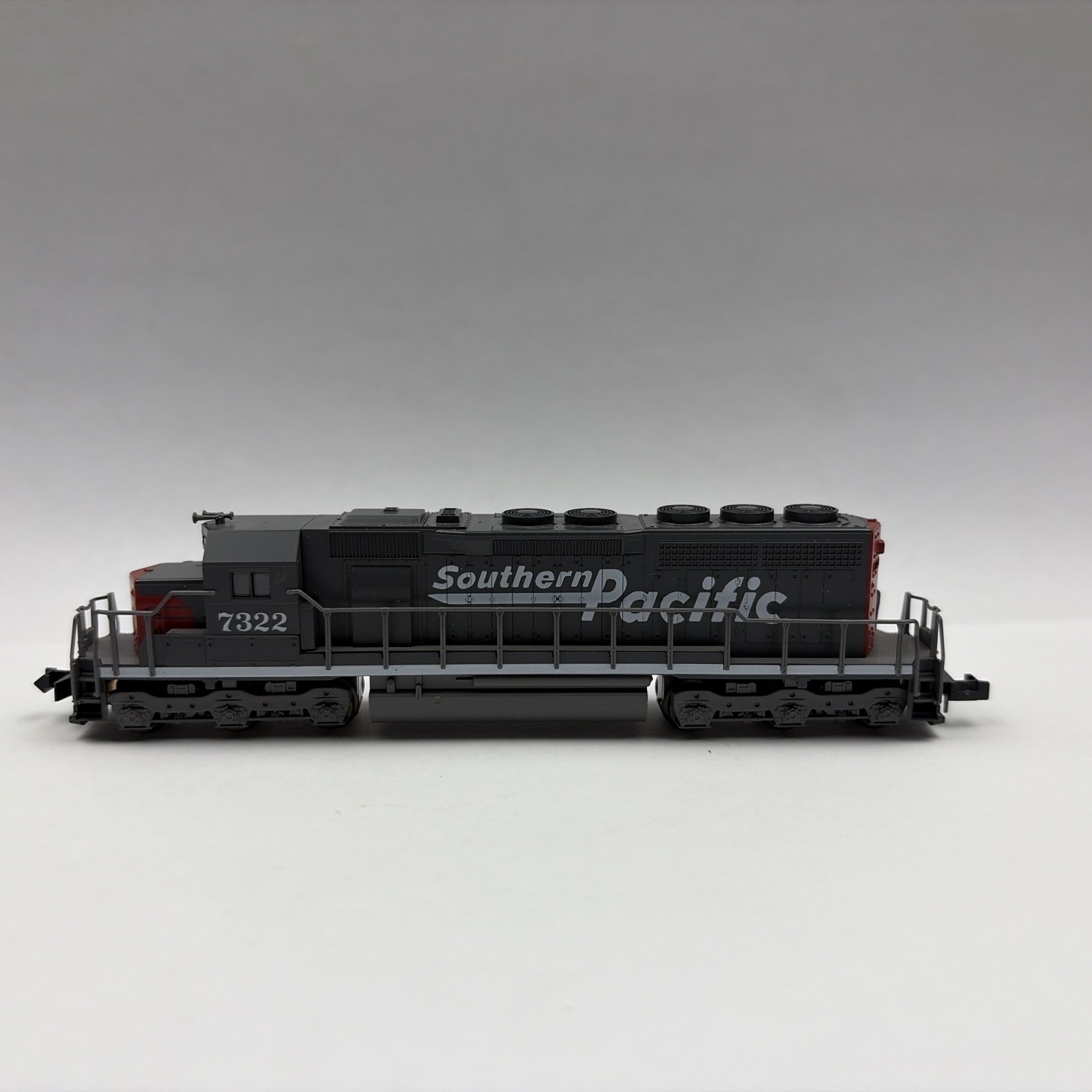 KATO #176-20U POWERED EMD SD40 DIESEL LOCOMOTIVE- SOUTHERN PACIFIC #7322 N