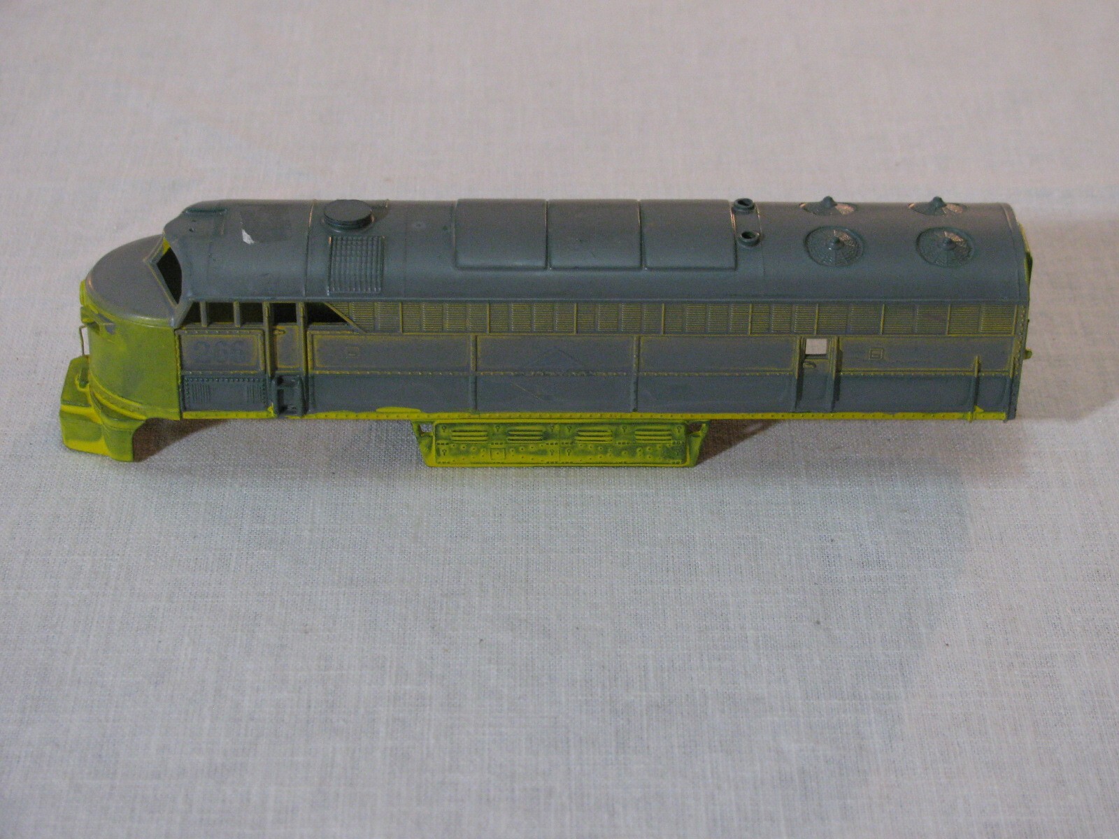 Vtg HO Scale Diesel Locomotive Shell ONLY,Unlettered No #,Yellow/Gray,Unmarked r