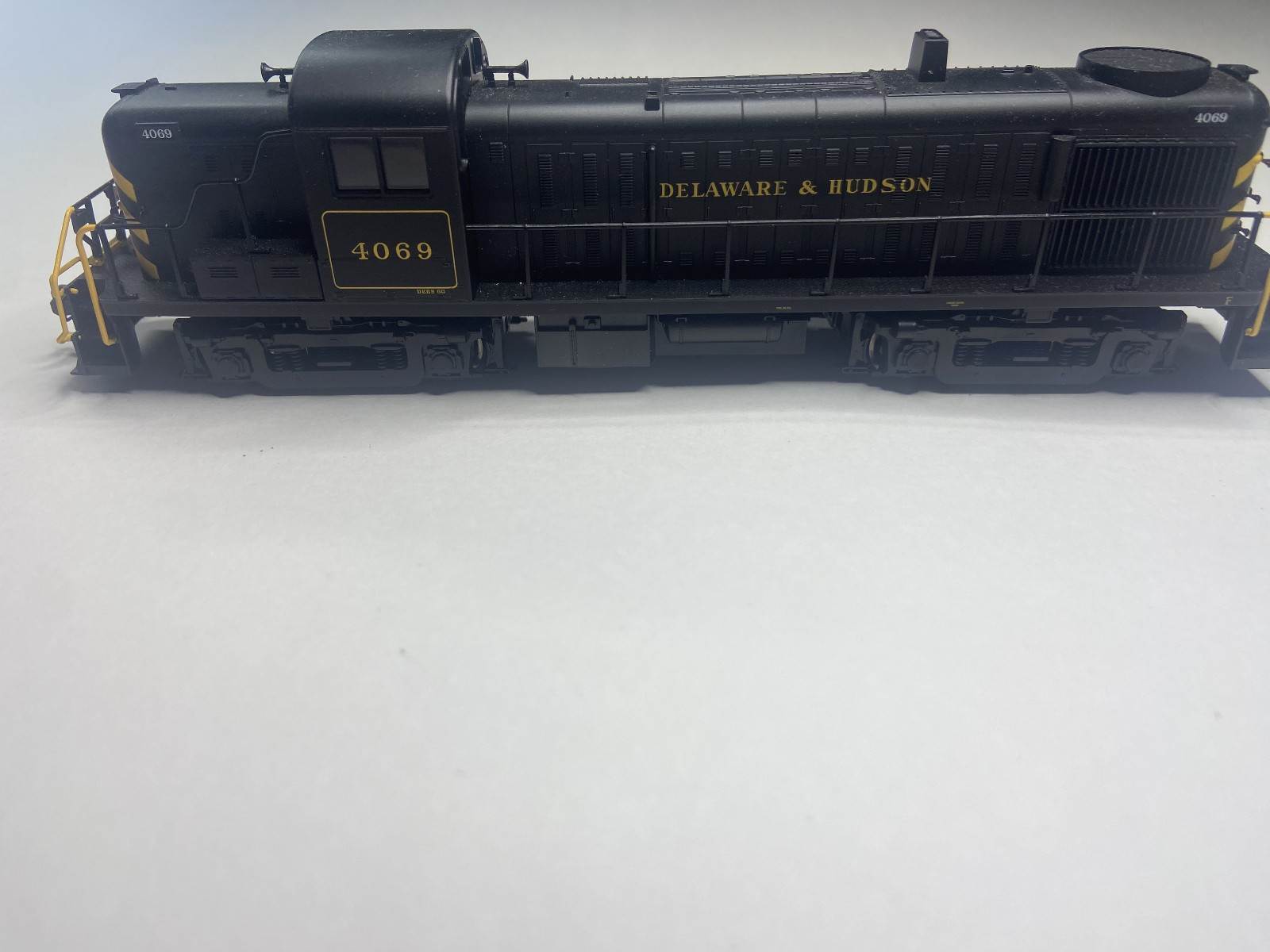 Atlas 7006 HO Scale Delaware & Hudson ALCO RS-3 Diesel Locomotive #4069 With Box