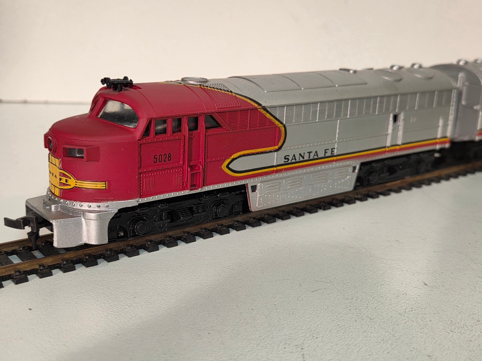 Vintage HO AHM Mehano Santa Fe FM C-Liner Diesel Power Locomotive + Dummy w/ OB