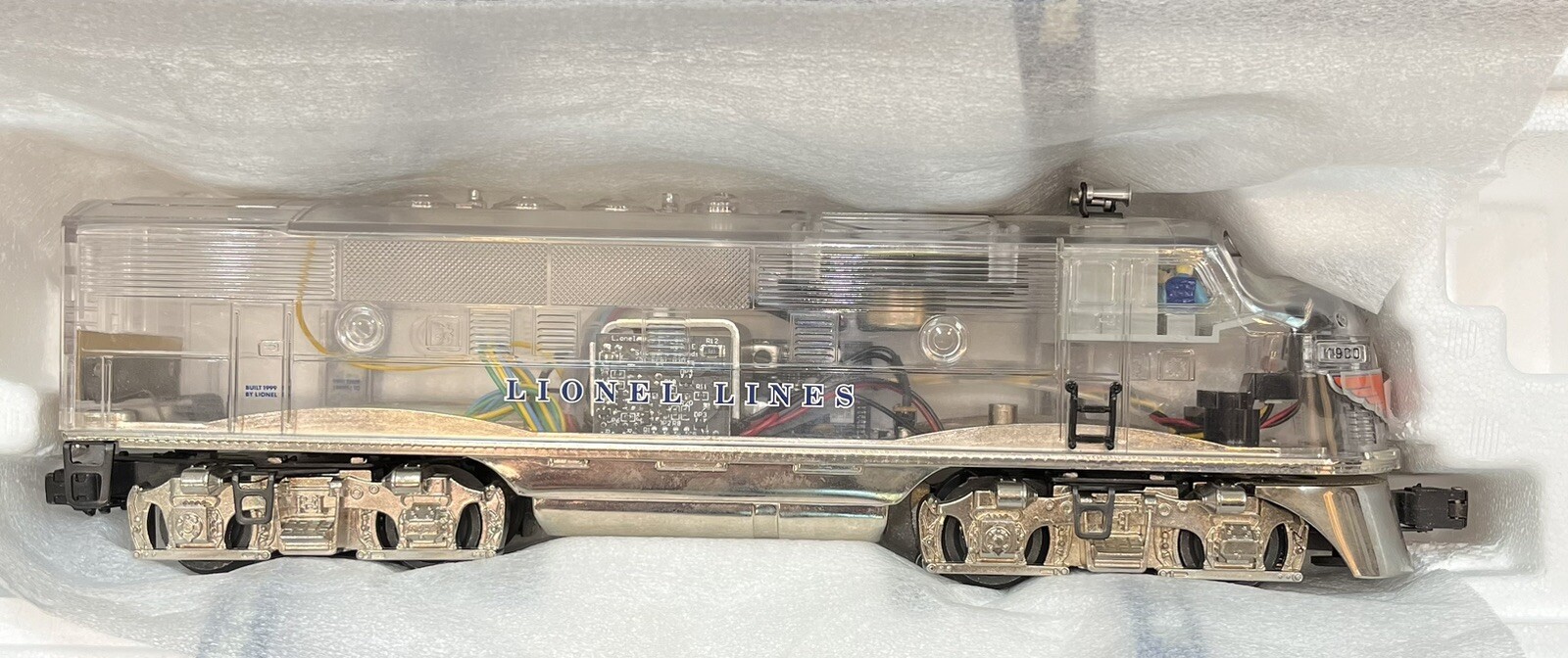 LIONEL 6-38151 F3A POWERED & 6-38152 F3A NON-POWERED CLEAR CAB LOCO SET
