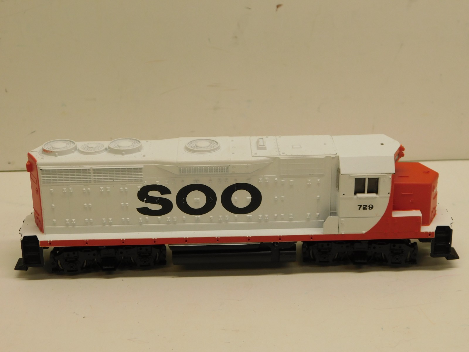 Athearn HO Blue Box SOO Line GP-35 Diesel Engine #729 – Powered Unit