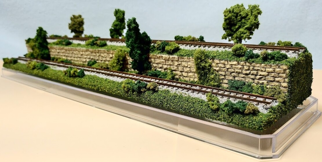 N SCALE 16″ 2-LEVEL TRACK-SUMMER SCENE-DISPLAY CASE -FOR ANY N TRAIN