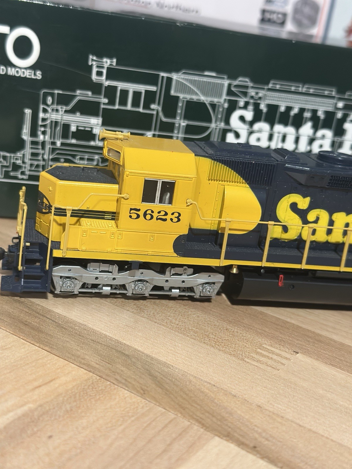 KATO HO EMD SD45 Santa Fe Diesel Locomotive DC #5623 USED